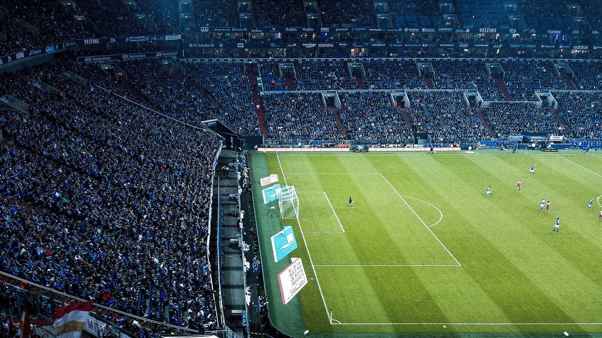 九游游戏中心-现场火爆：球迷热情支持下的疯狂场面，足球球迷现场